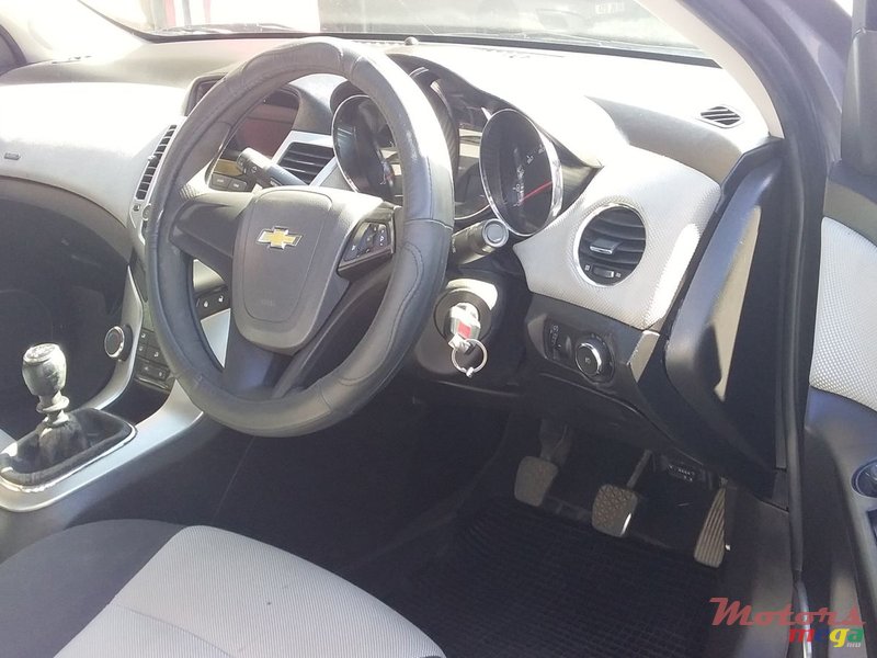2012' Chevrolet Cruze photo #3