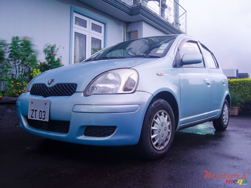 2003' Toyota Vitz photo #1