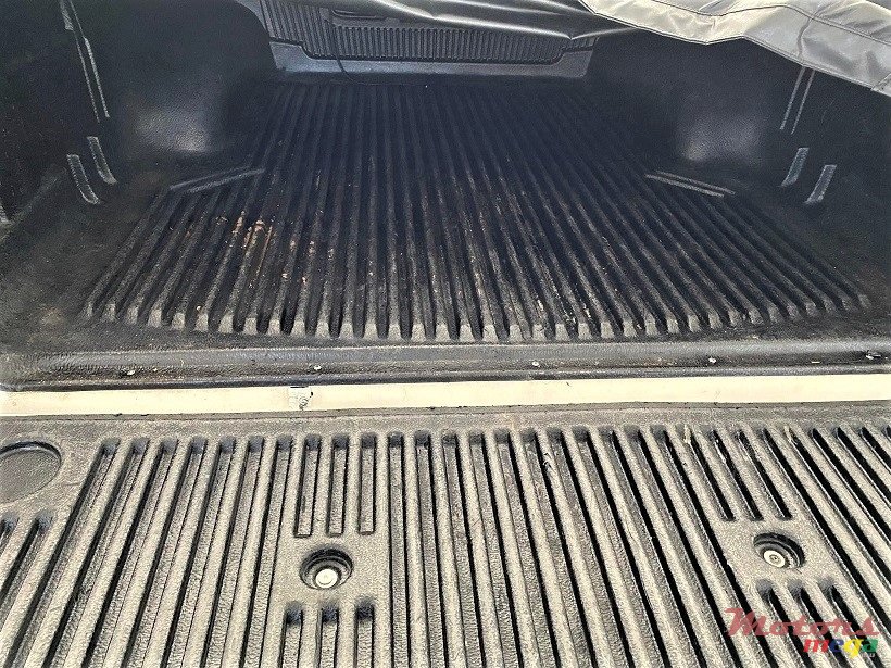 2010' Toyota Hilux Manual 2.5L photo #6