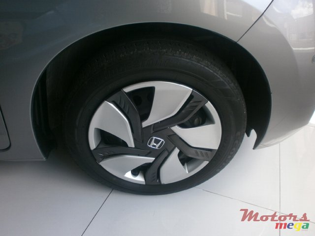 2014' Honda FR-V fit hybrid photo #2