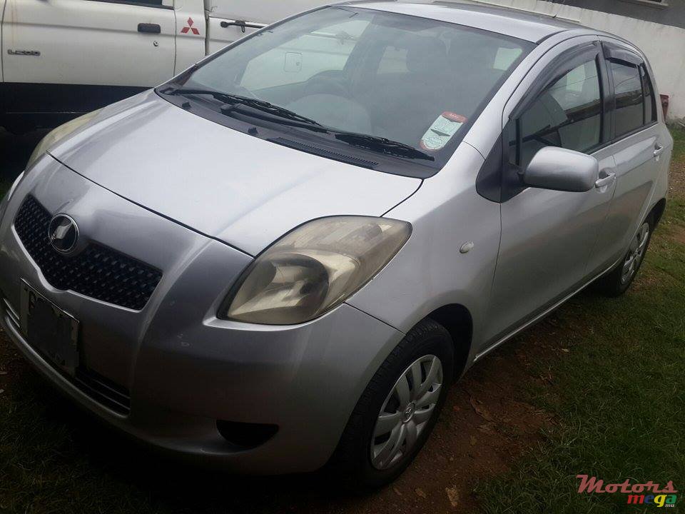 2005' Toyota Vitz photo #1