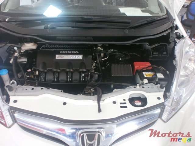 2013' Honda Fit Hybrid photo #5