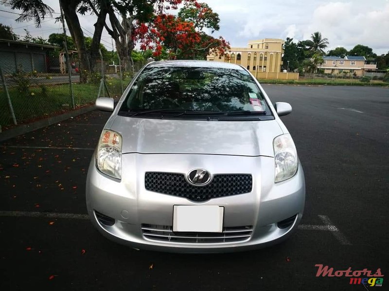 2005' Toyota Vitz photo #2