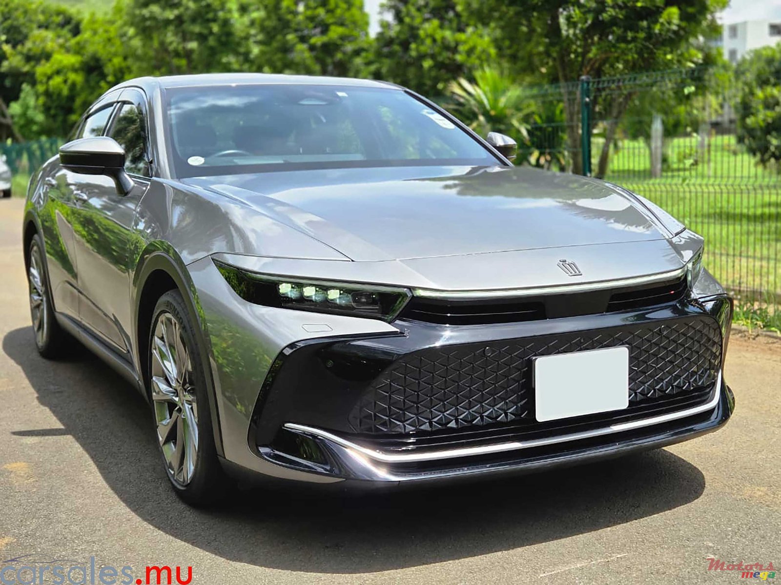 2022' Toyota Crown Crossover 2.5 Hybrid photo #2