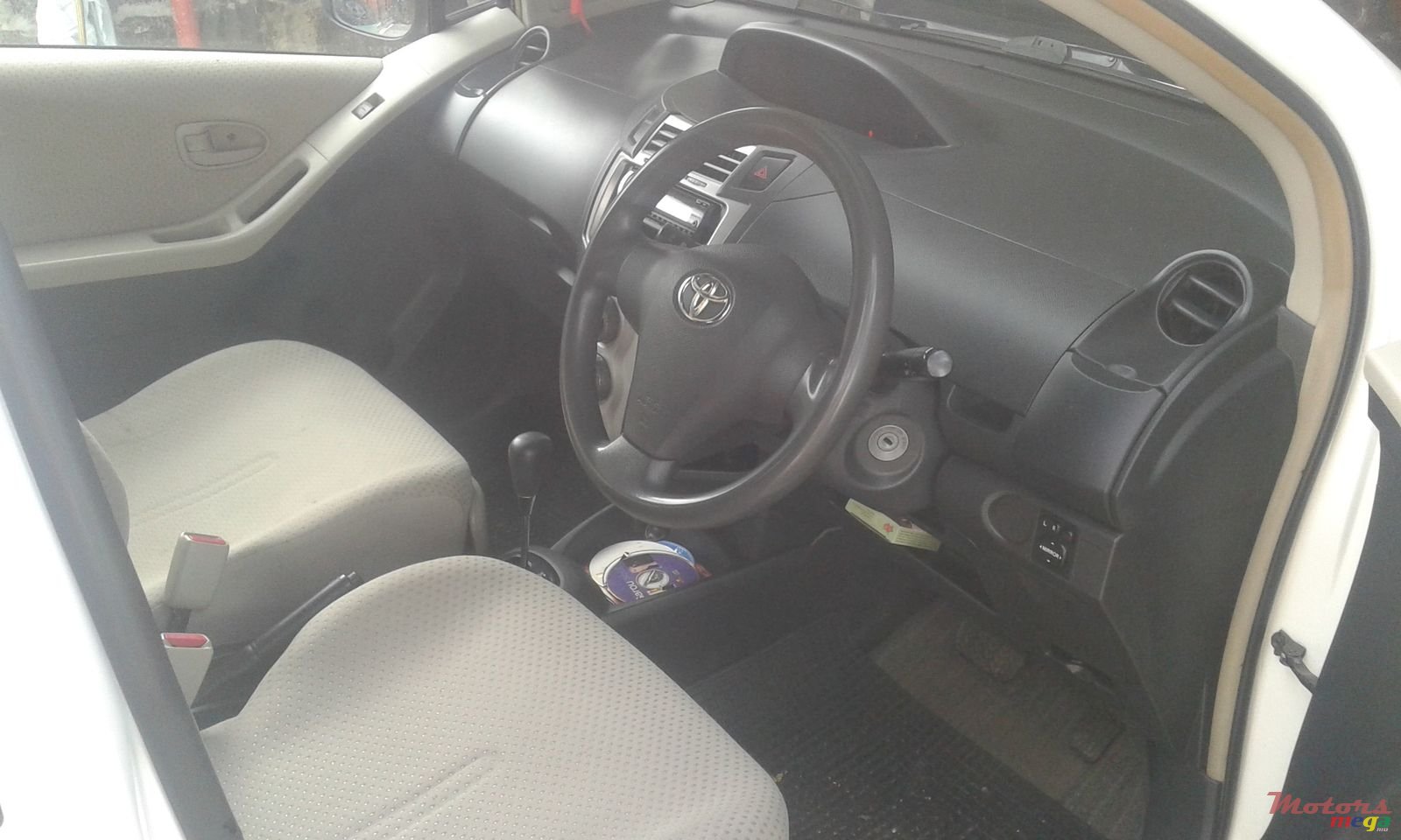 2006' Toyota Vitz photo #2