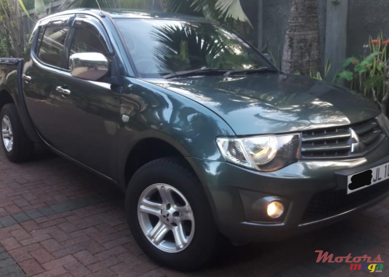 2010' Mitsubishi L 200 original photo #3