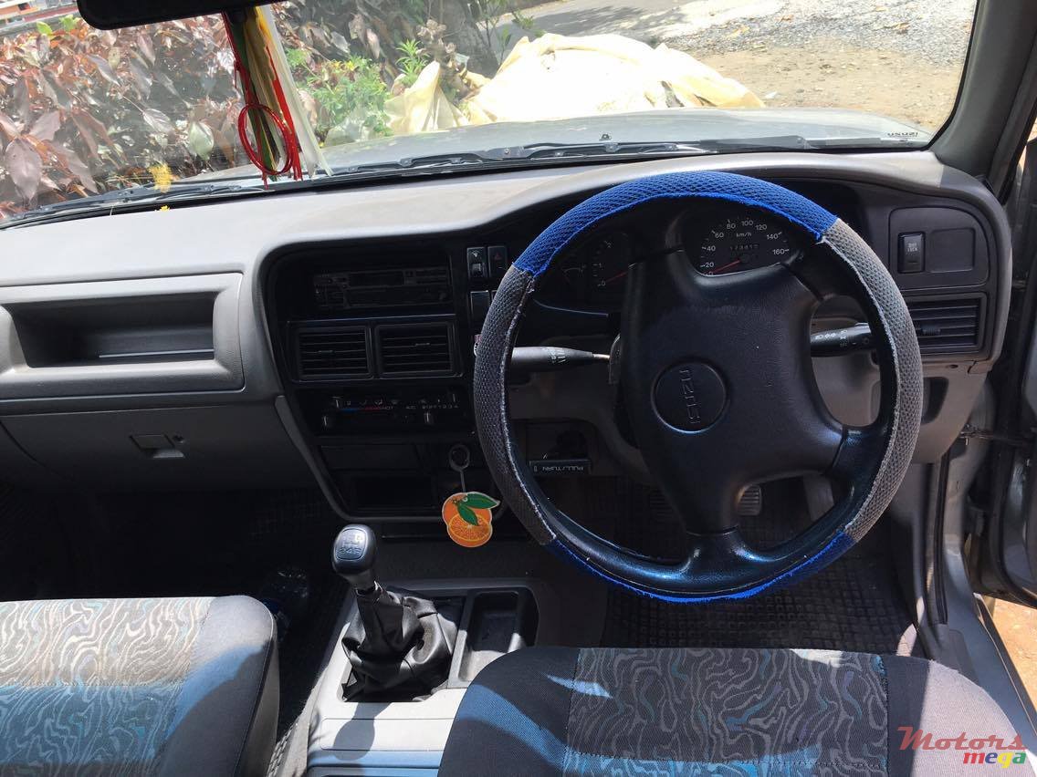 2003' Isuzu photo #5