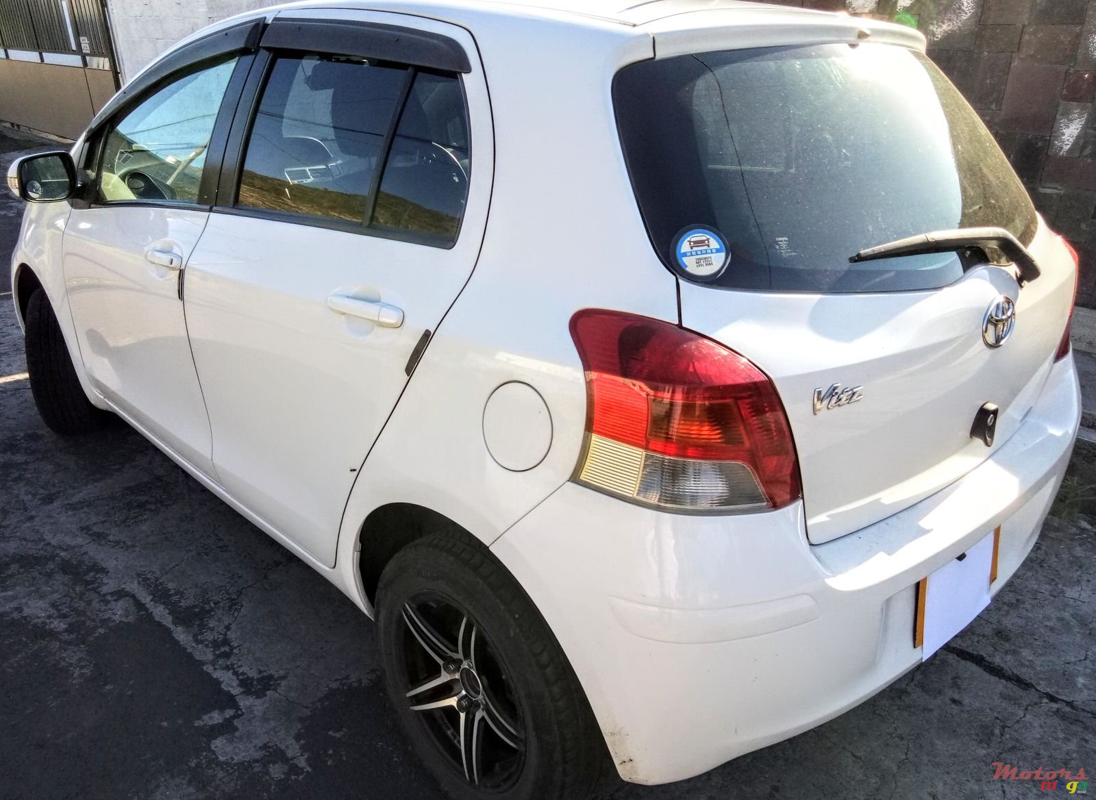 2010' Toyota Vitz photo #2