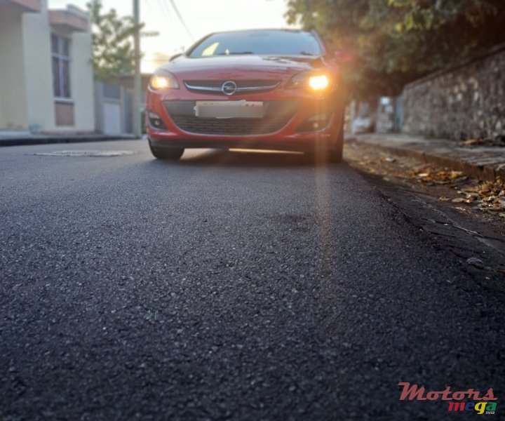 2014' Opel Astra J photo #3