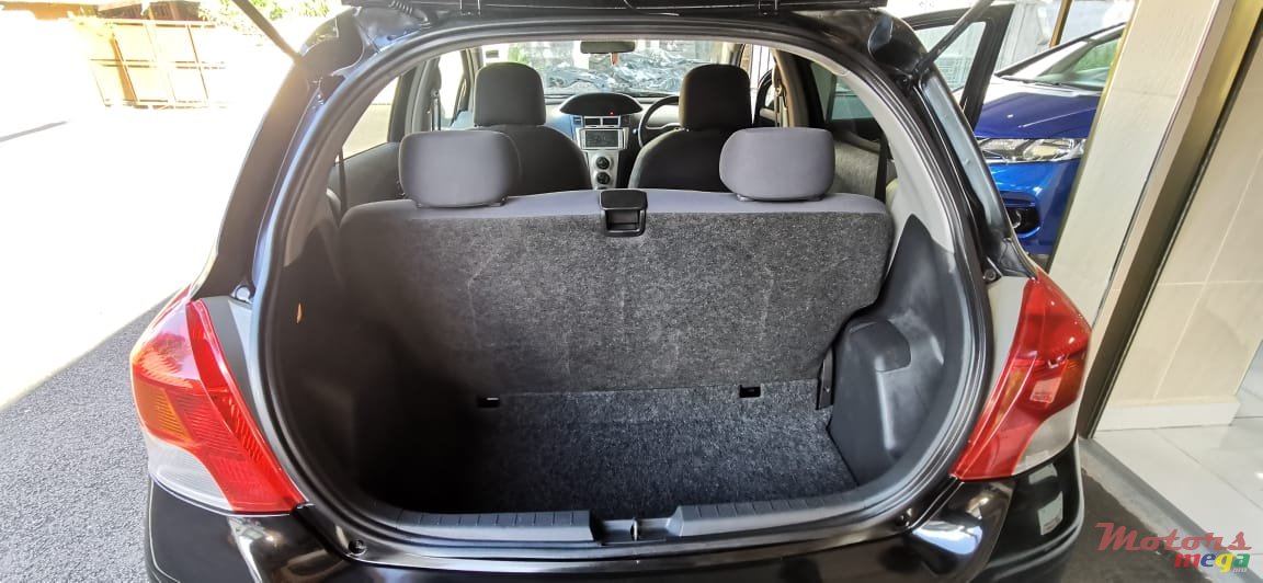 2009' Toyota Vitz photo #5