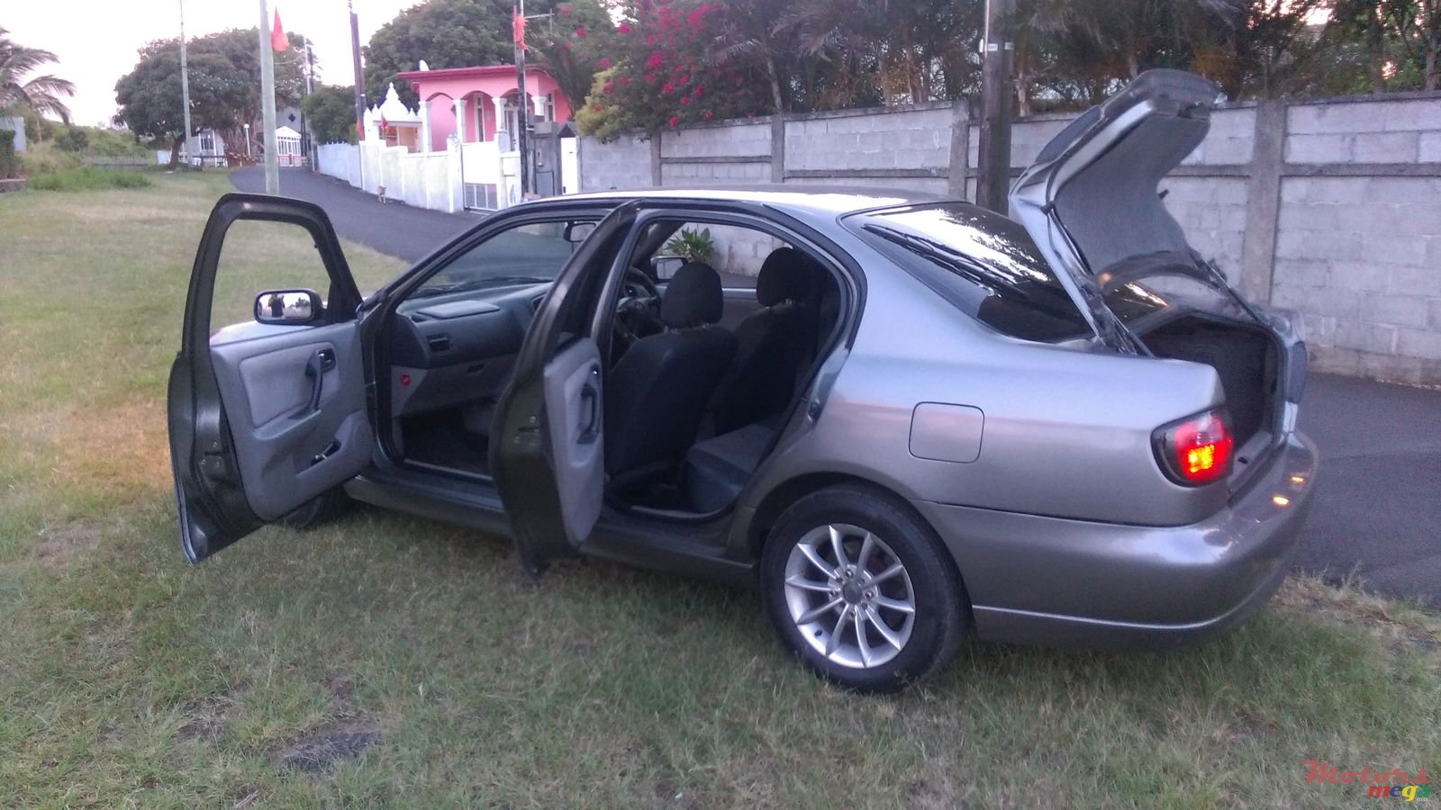 2001' Nissan Primera photo #5