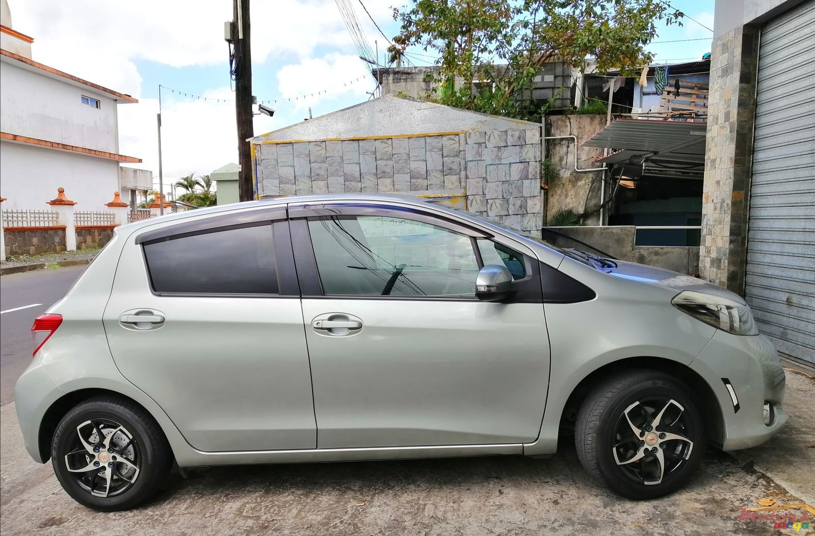 2011' Toyota Vitz Smart Stop 1.3 photo #2