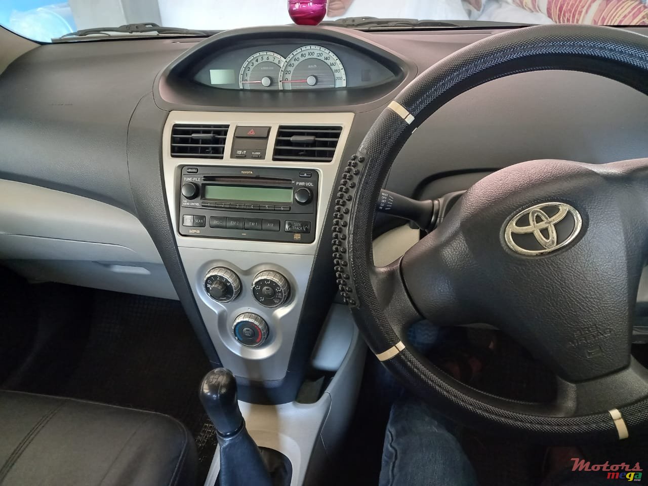 2008' Toyota Yaris photo #3