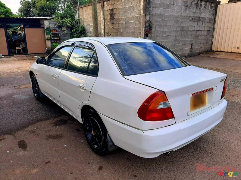 2001' Mitsubishi Lancer photo #3