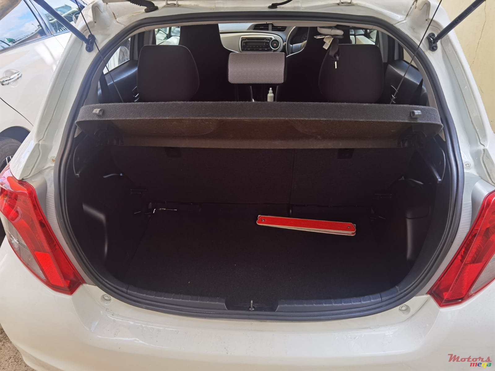 2012' Toyota Vitz photo #4