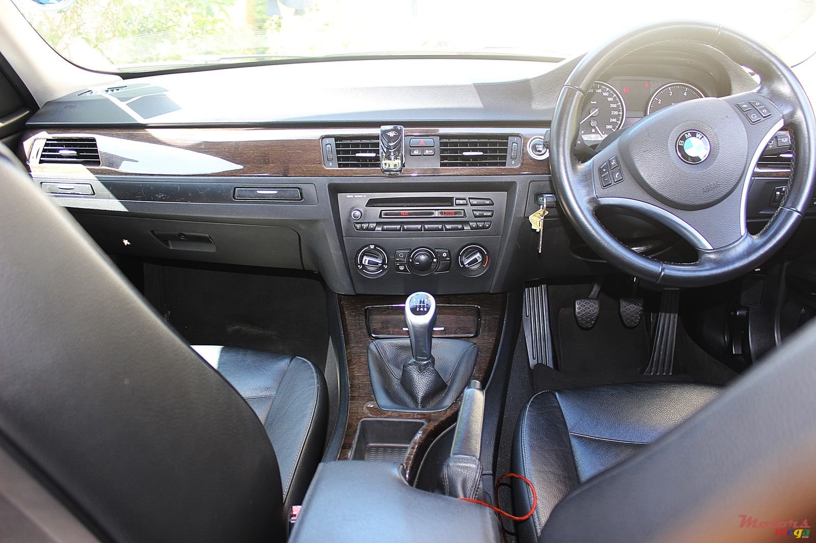 2011' BMW 320 photo #2