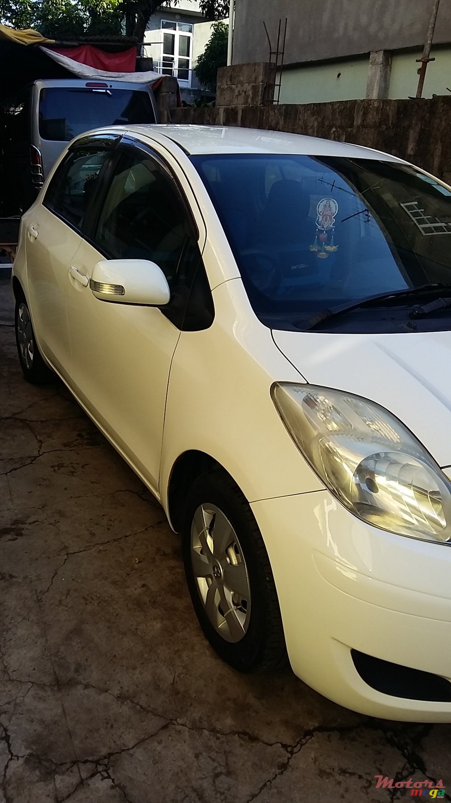 2009' Toyota Vitz photo #2