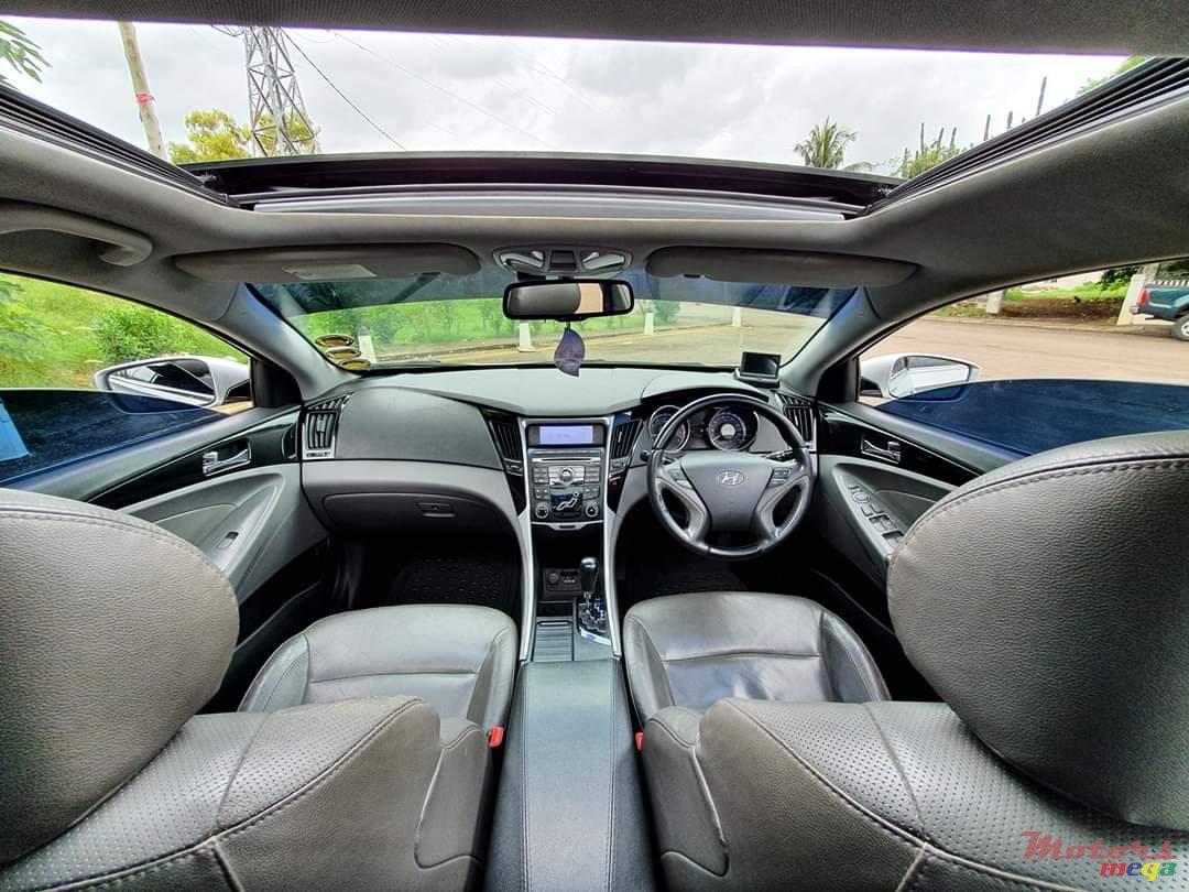 2011' Hyundai Sonata photo #7