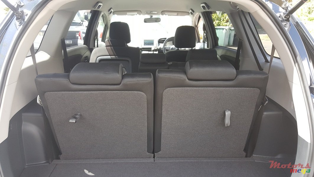 2013' Toyota Wish photo #5