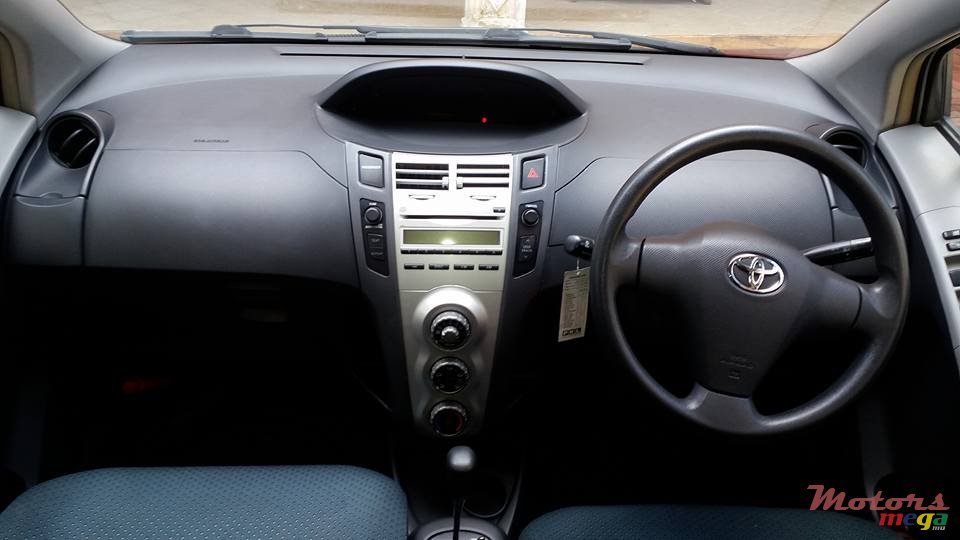 2005' Toyota Vitz photo #5