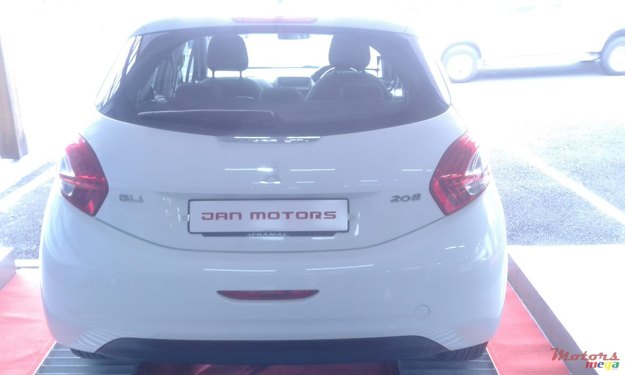 2013' Peugeot 208 photo #4