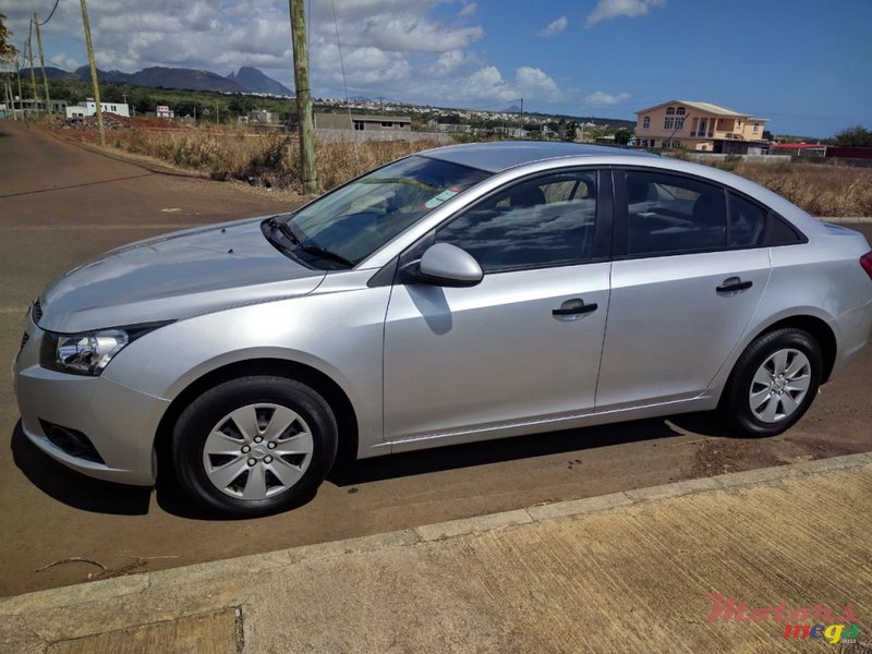 2012' Chevrolet Cruze photo #2