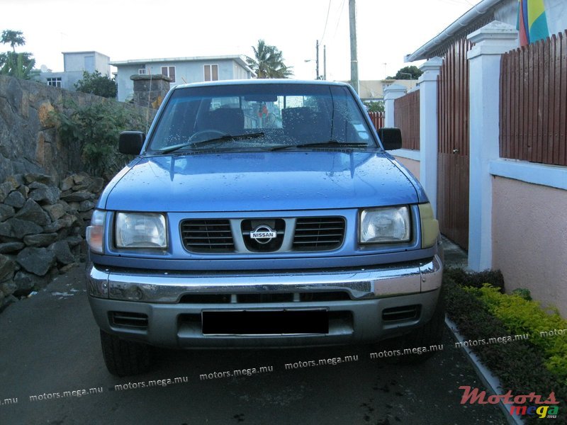 2001' Nissan 4x4 photo #1