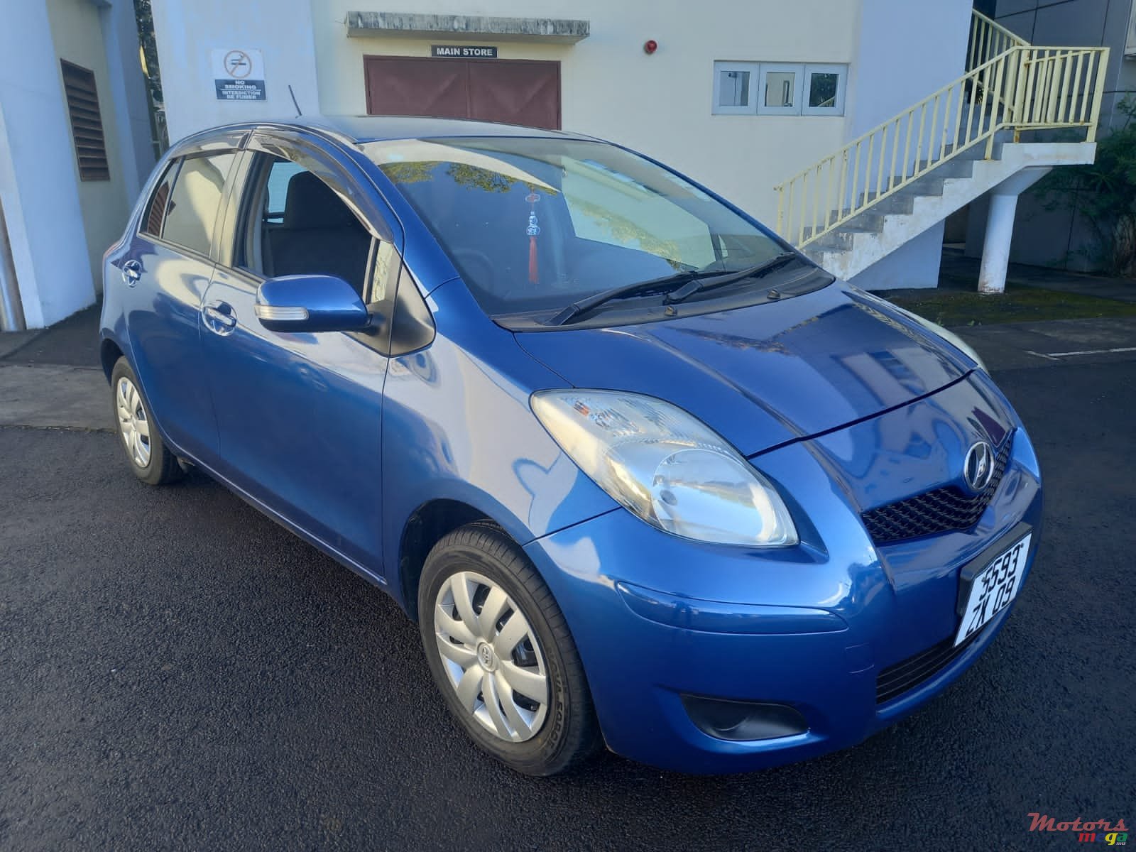 2009' Toyota Vitz photo #3