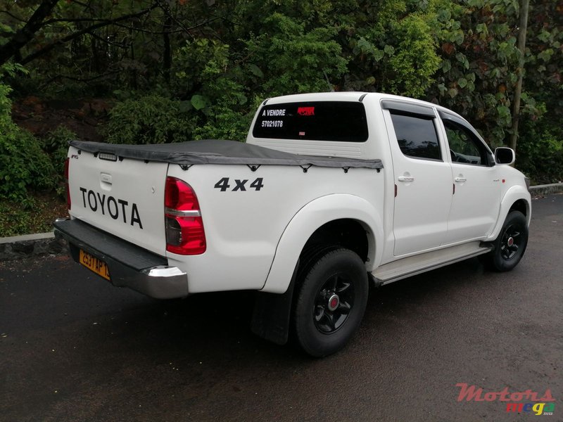 2013' Toyota Hilux 4x4 photo #2
