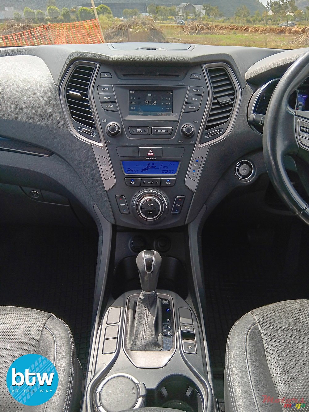 2015' Hyundai Santa Fe photo #5