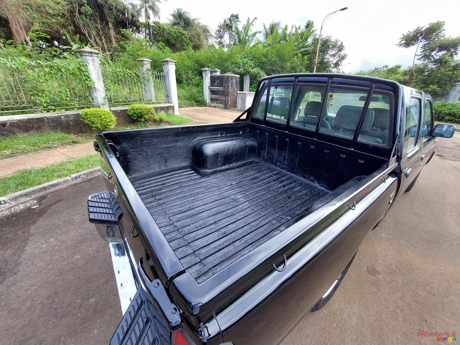 2011' Nissan Navara photo #2