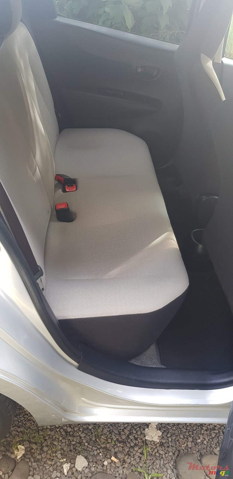 2011' Toyota Vitz photo #2