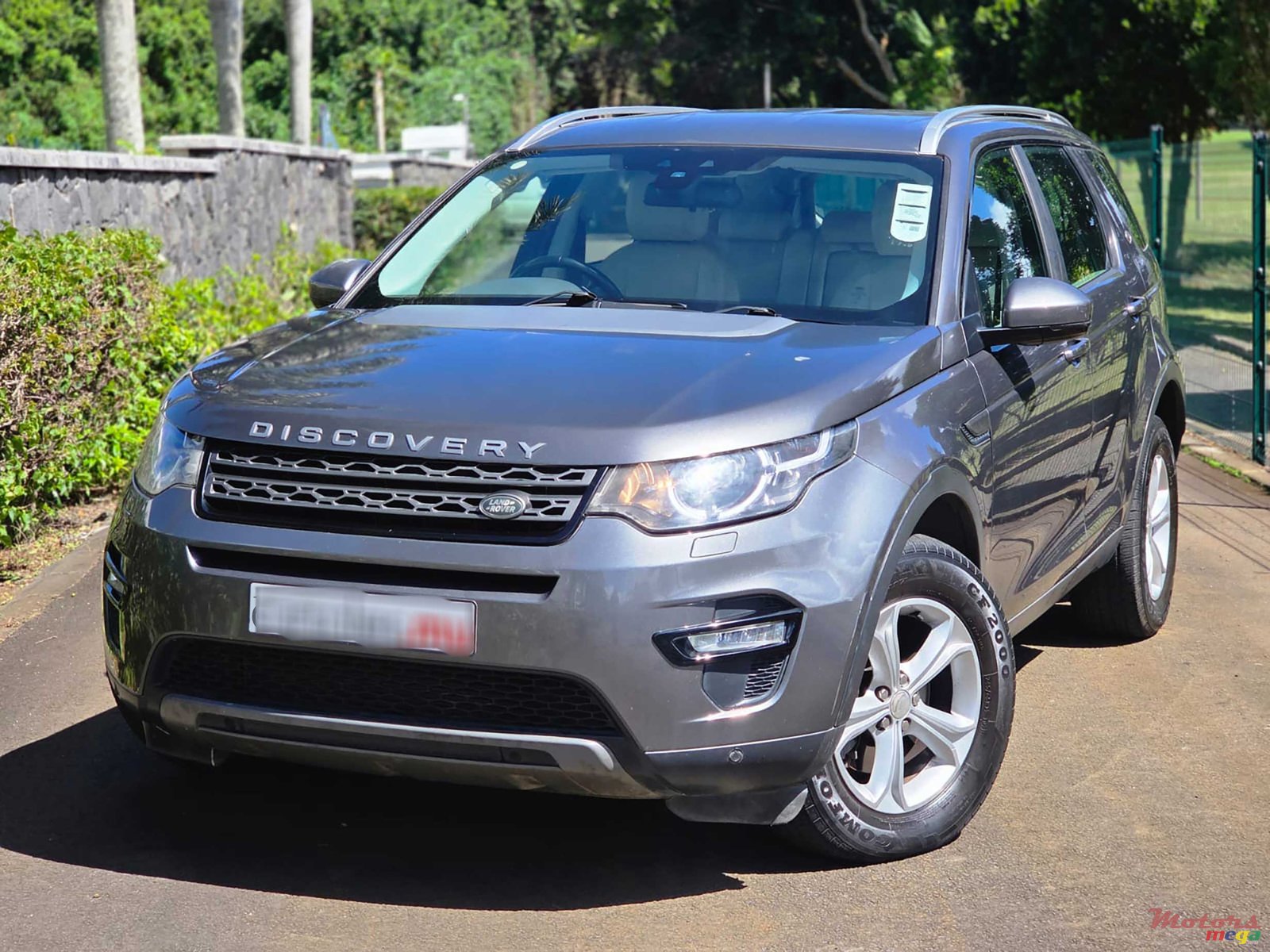 2015' Land Rover Discovery Sport SE SI4 7 Seater photo #1
