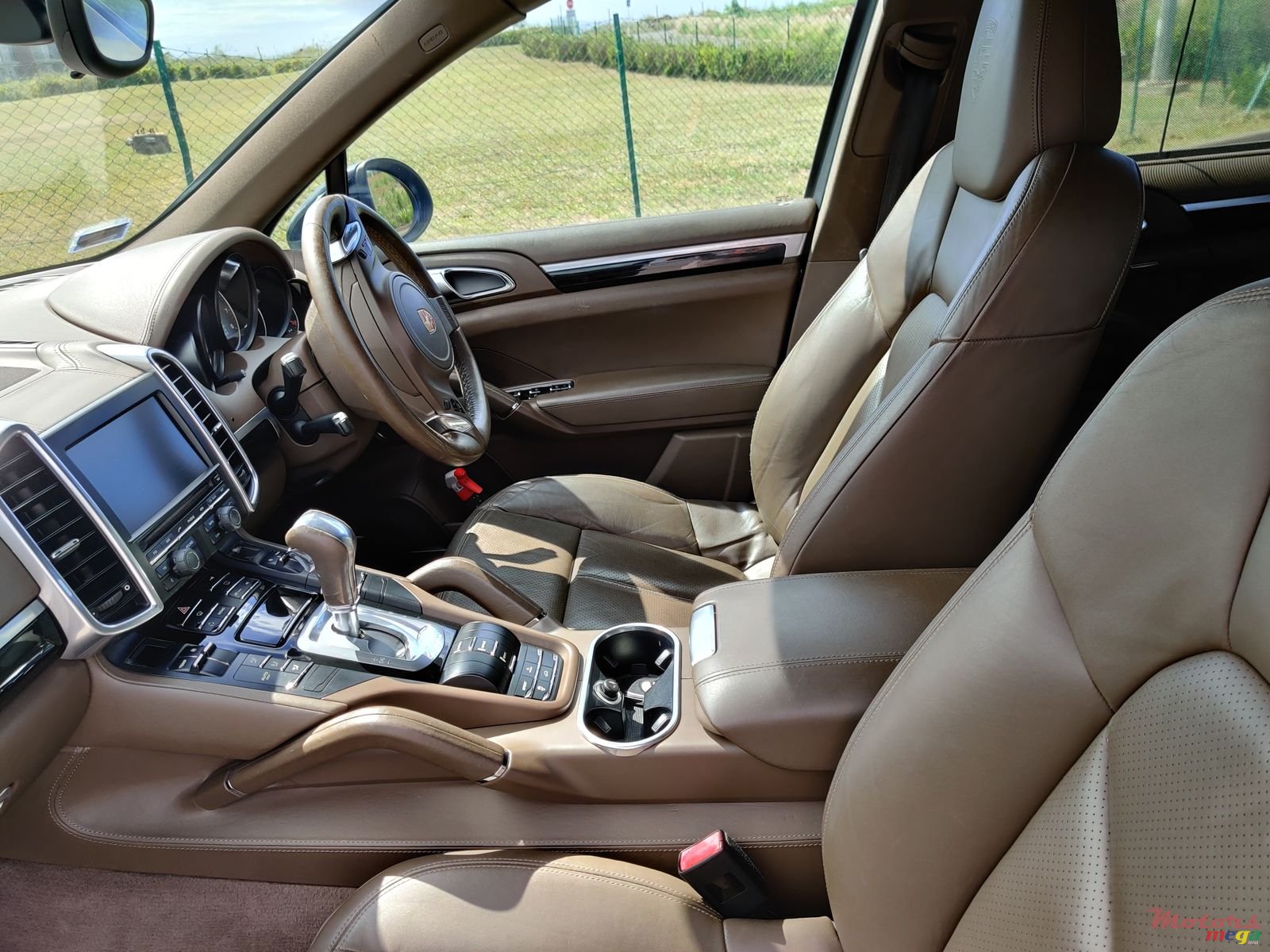 2011' Porsche Cayenne S Hybrid photo #6