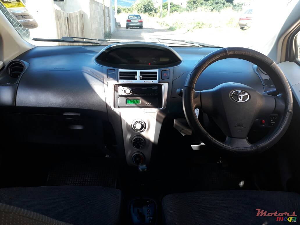 2007' Toyota Vitz photo #6