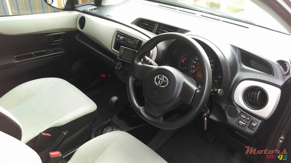 2011' Toyota Vitz 1000cc photo #3