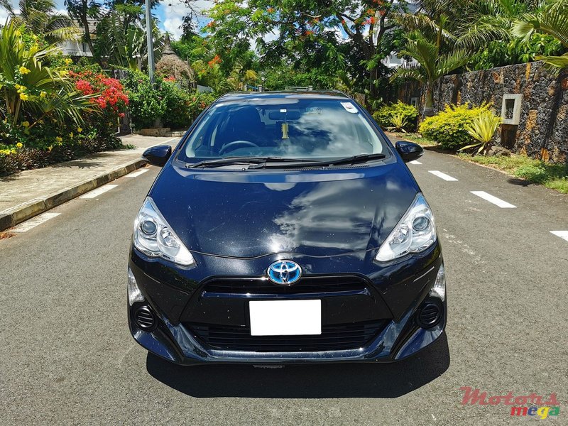 2015' Toyota Aqua Hybrid photo #2