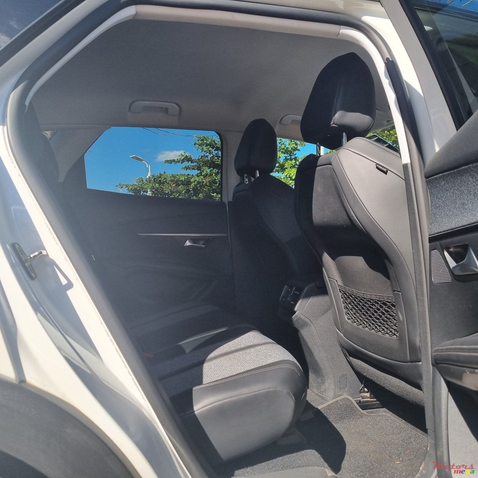 2018' Peugeot 3008 Allure photo #3