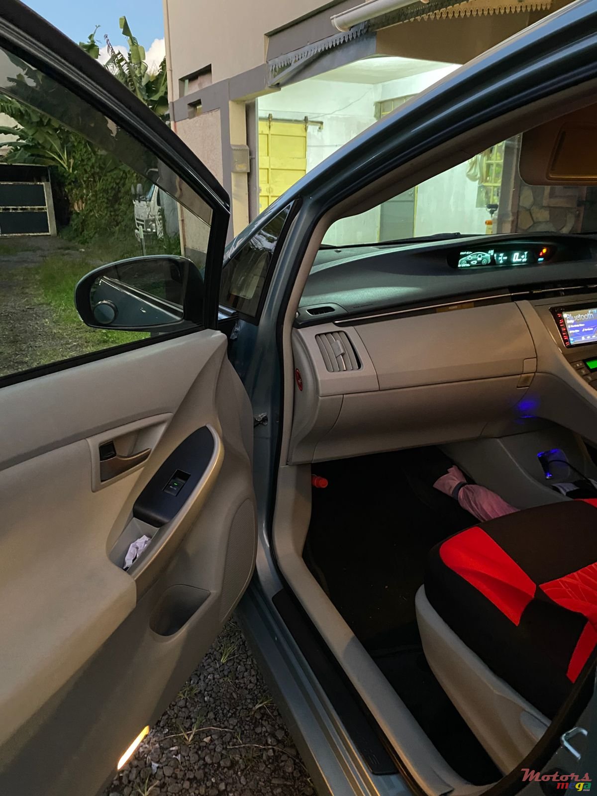 2013' Toyota Prius photo #3