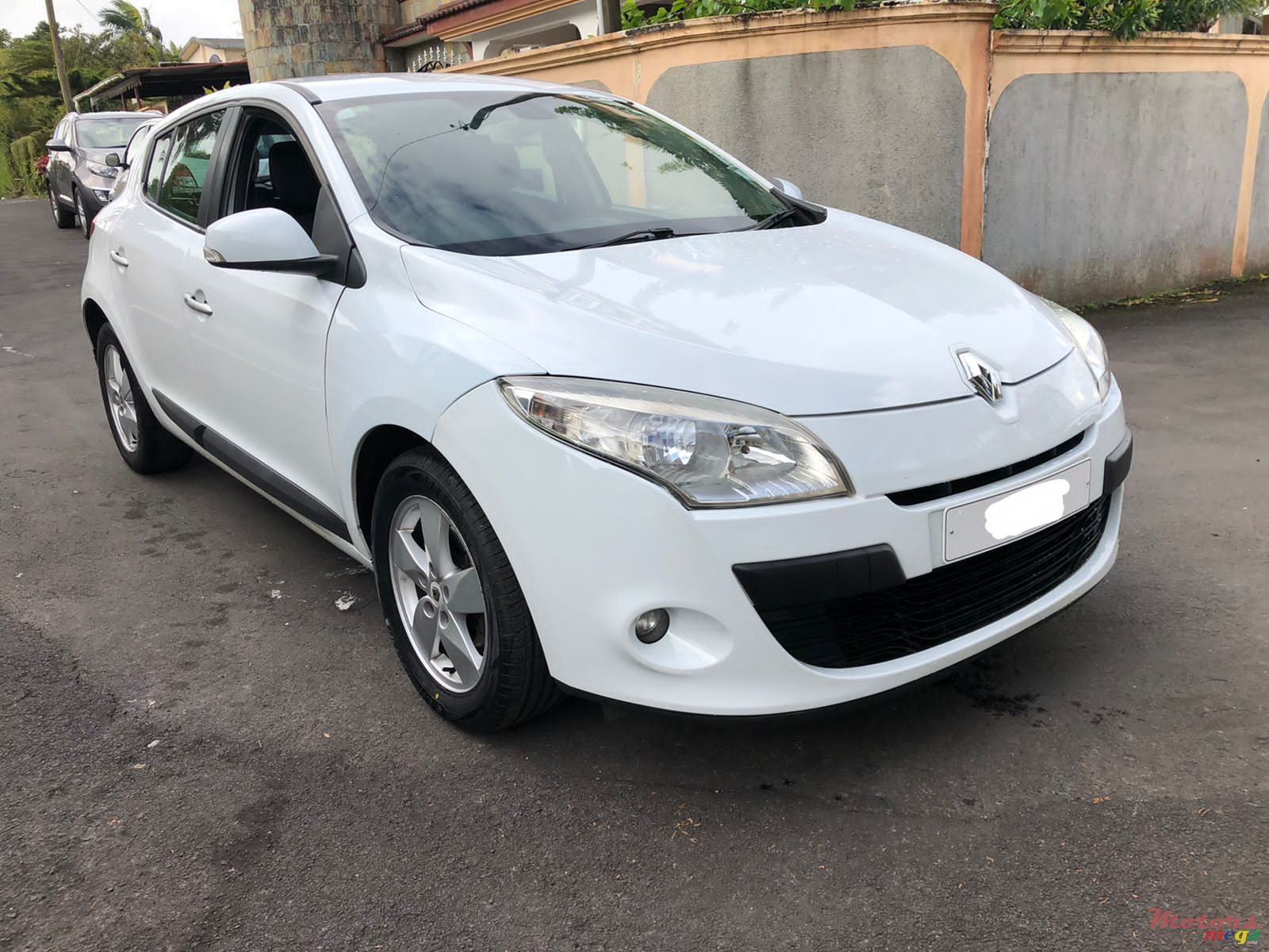 2011' Renault Megane photo #2