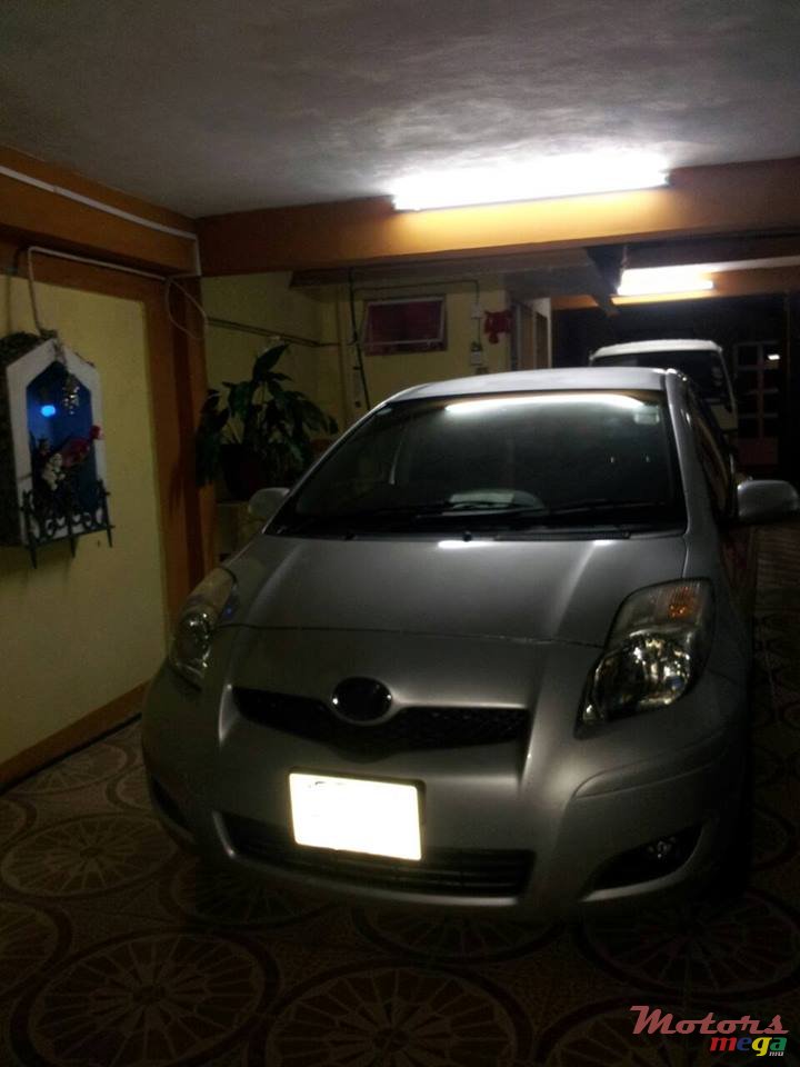 2008' Toyota Vitz photo #2