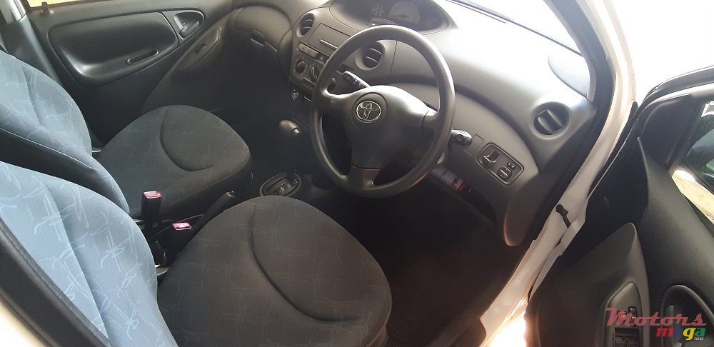 2004' Toyota Vitz photo #5