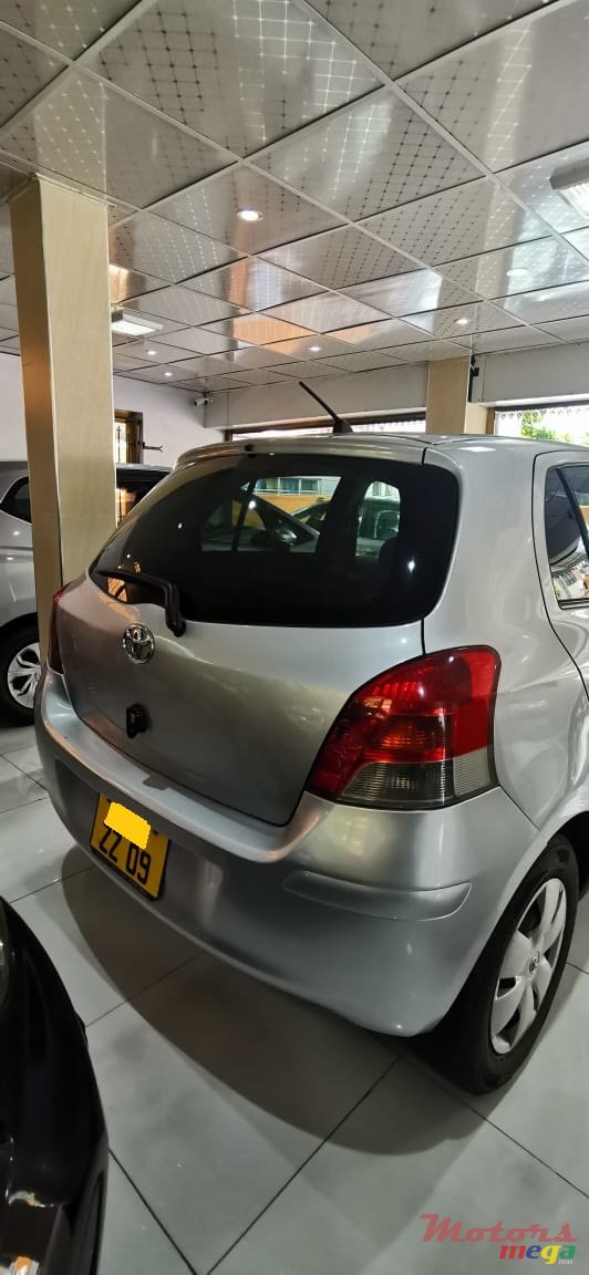 2009' Toyota Vitz photo #7