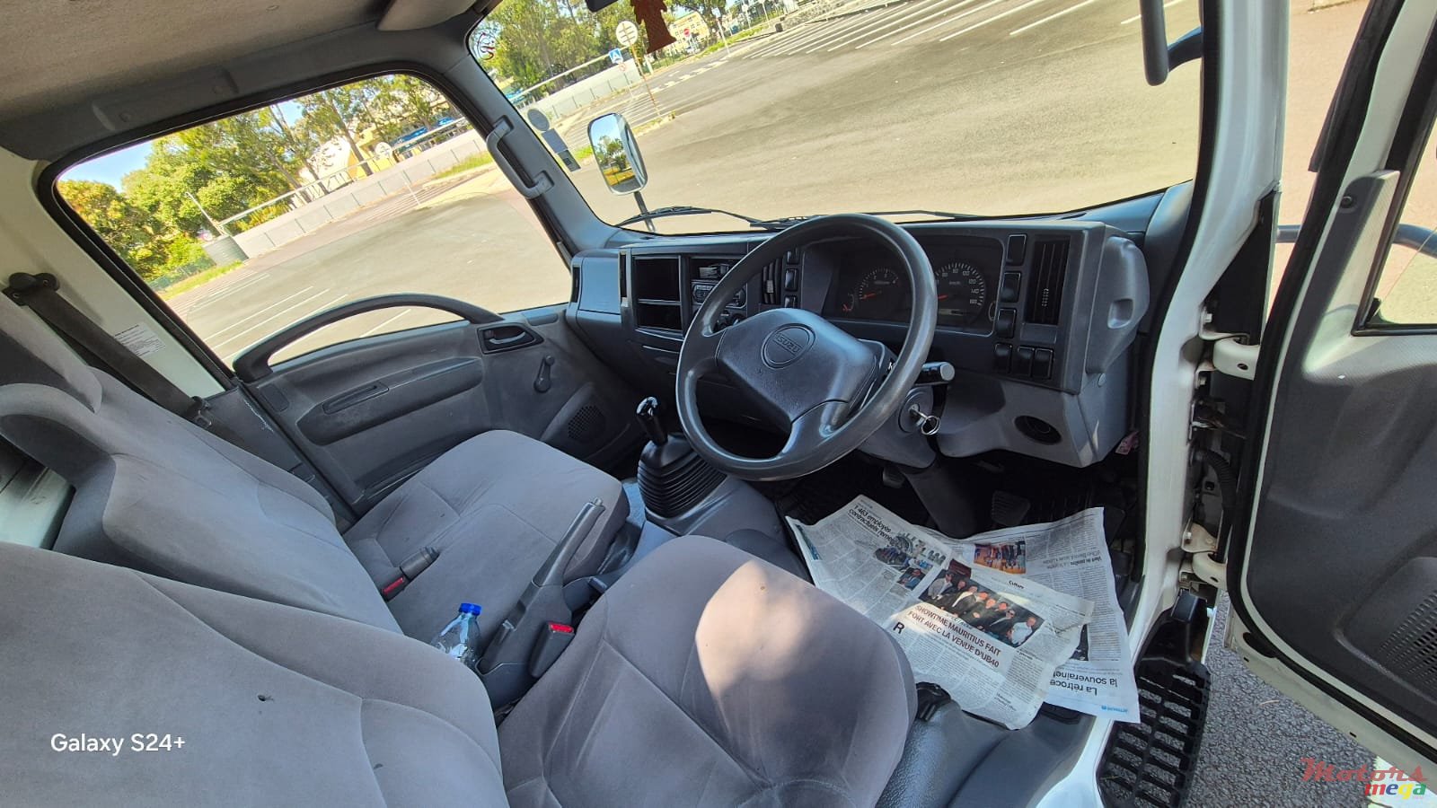 2020' Isuzu Reward NP photo #5