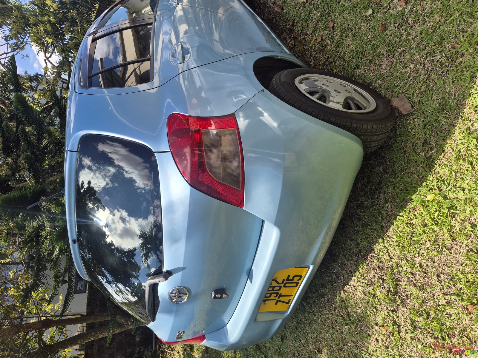 2005' Toyota Vitz photo #1