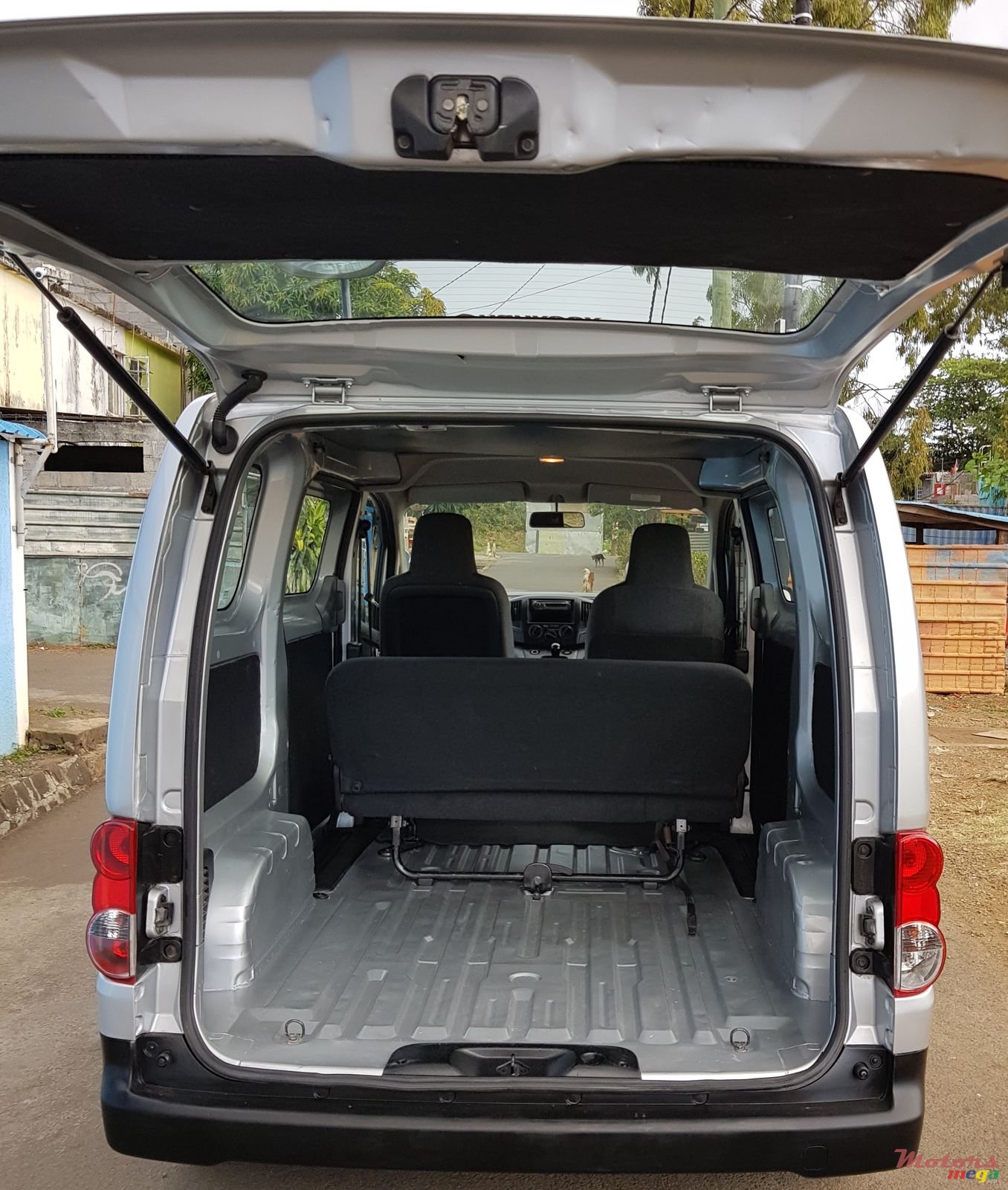 2009' Nissan Full Option   Goods Vehicle photo #5