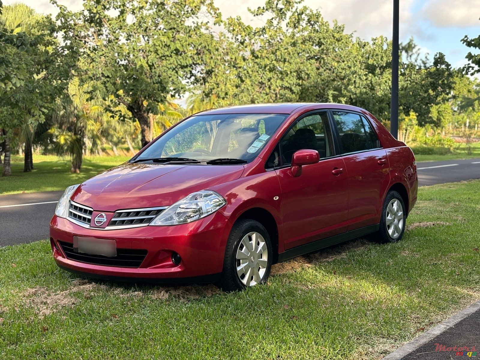 2010' Nissan Tiida photo #2
