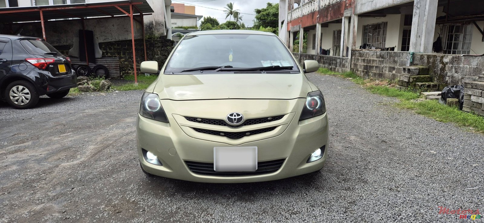 2006' Toyota Belta photo #1