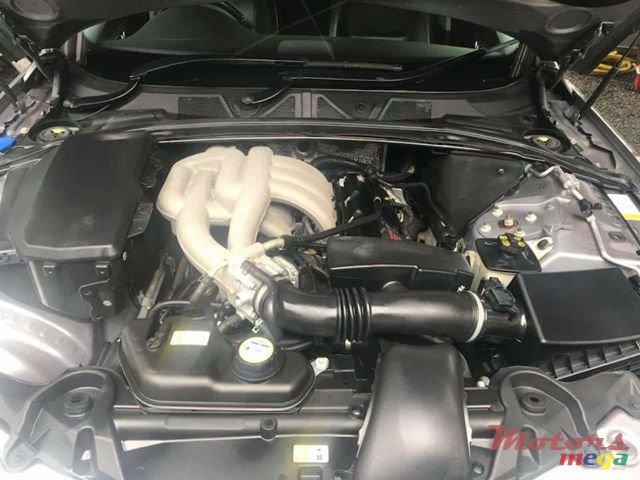 2011' Jaguar XF photo #3