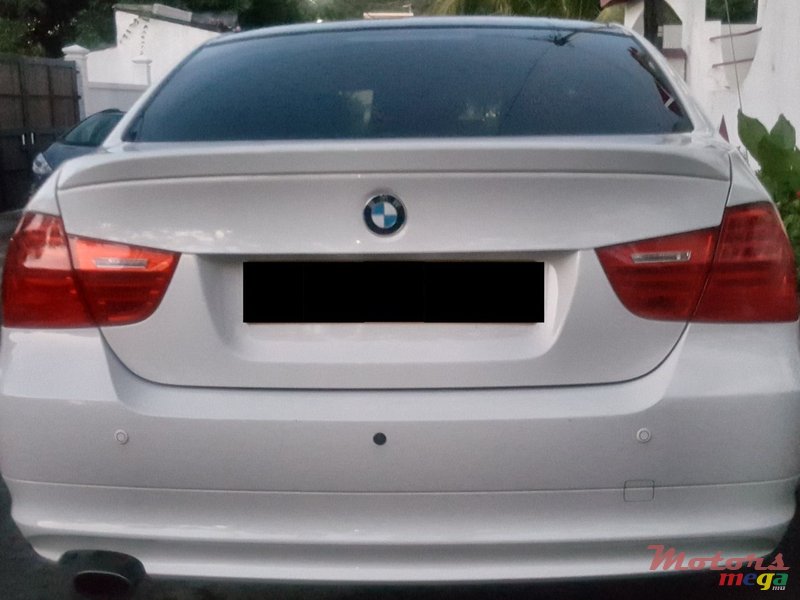 2010' BMW 3 Series Sedan photo #2